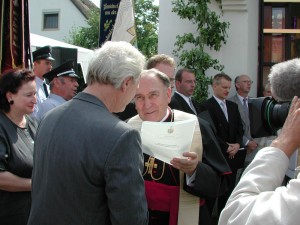 Bischof Manfred Müller überreicht die Einweihungsurkunde an Angerer der Ältere