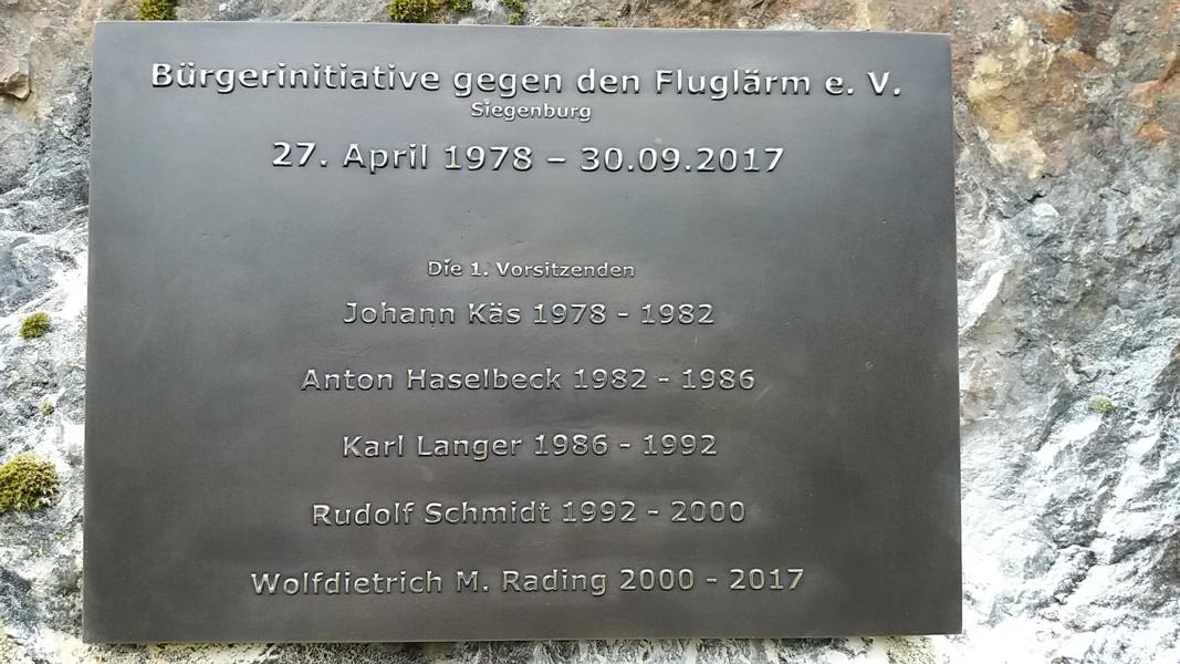 Mahnmal beim Bombodrom in Siegenburg - Tafel mit den Vorständen der Bürgerinitiative