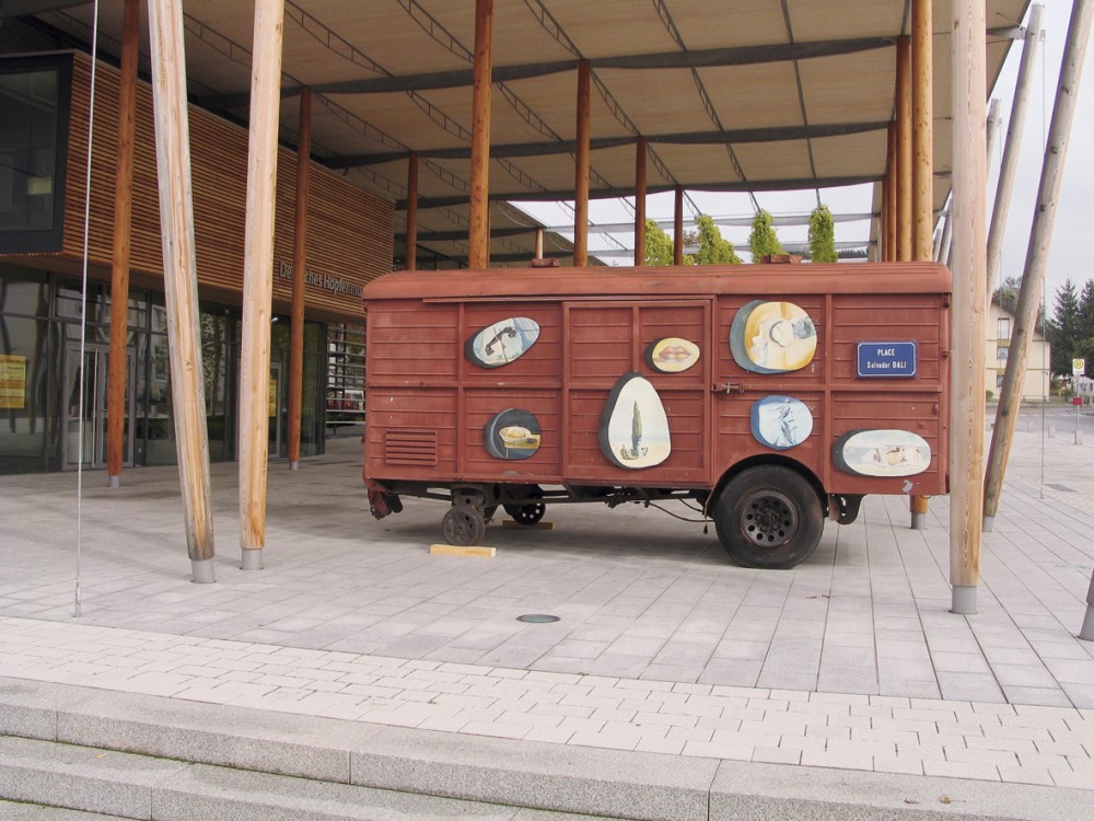 Dali Waggon vor dem Deutschen Hopfenmuseum