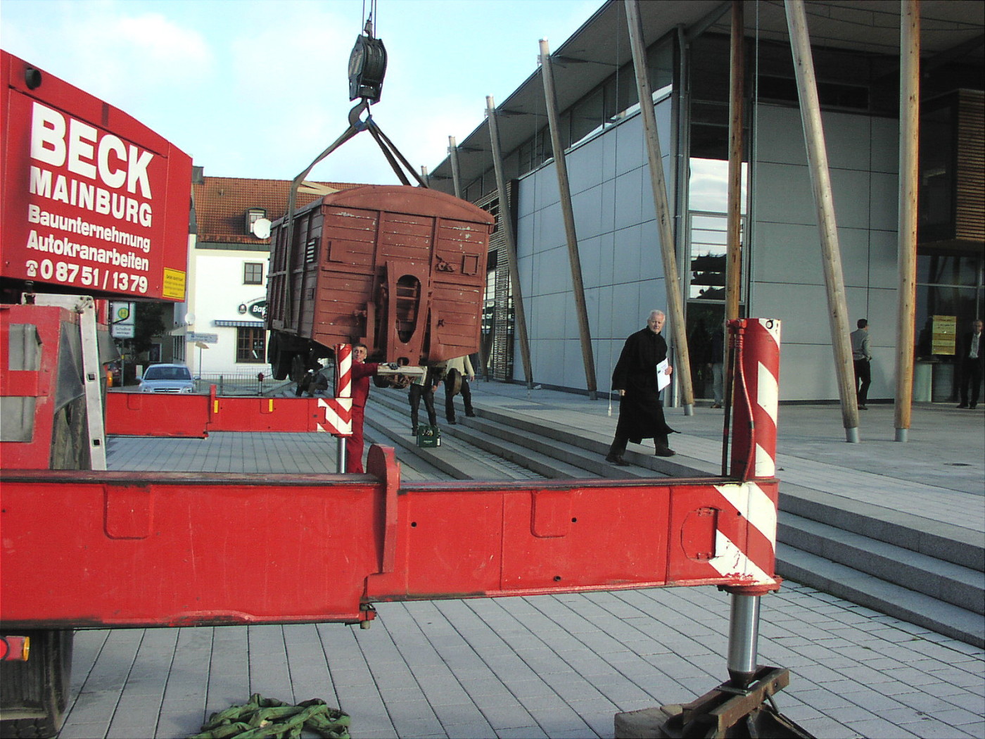 Angererder Ältere überwacht den Transport des Dali Waggons