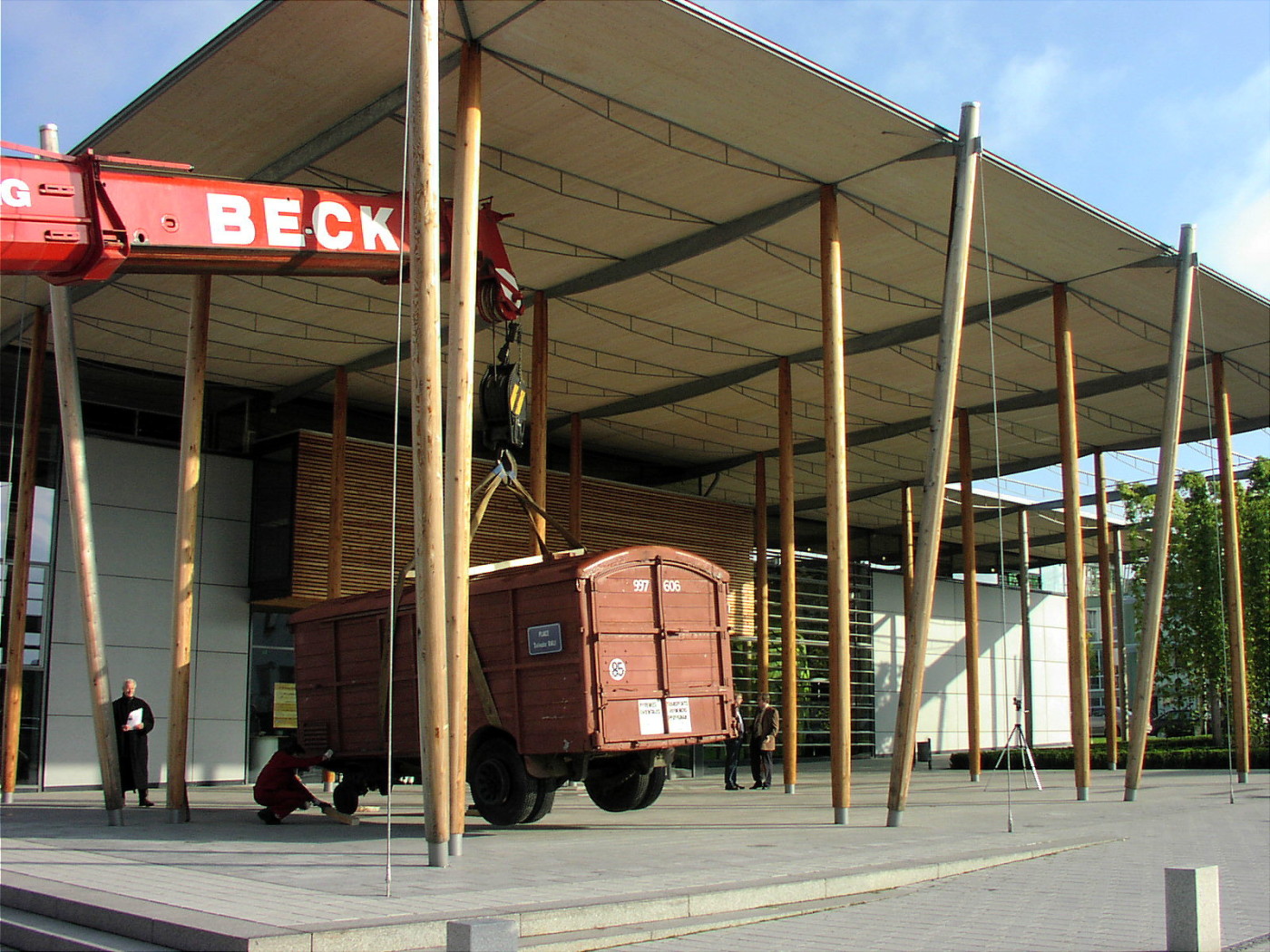 Der Dali Waggon unter dem Dach des Deutschen Hopfenmuseums