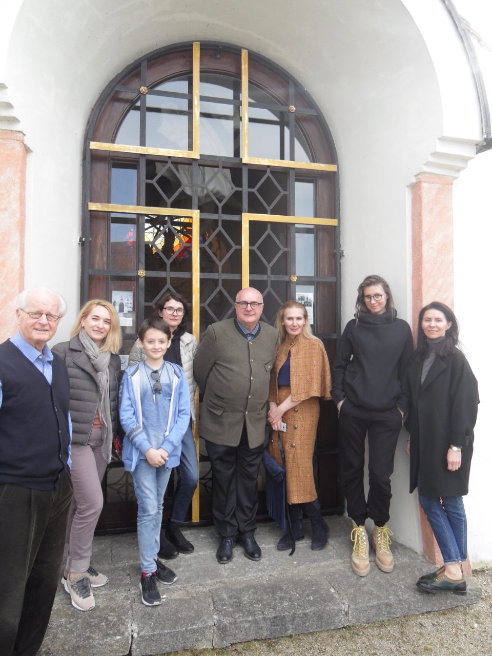 Kunsthistoriker Ivan Czeczot aus St. Petersburg mit seinen Schülerinnen zu Besuch der Erlöserkapelle